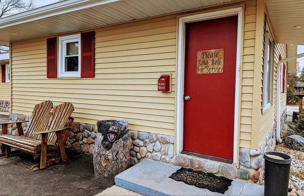 Atlanta Motel - Real Estate Photos (newer photo)